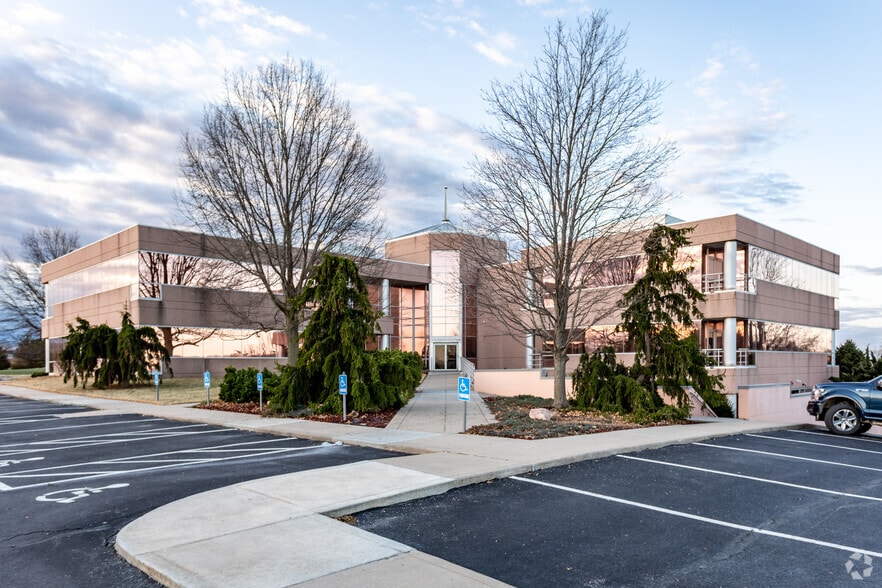 10525 NW Ambassador Dr, Kansas City, MO for lease - Building Photo - Image 1 of 6