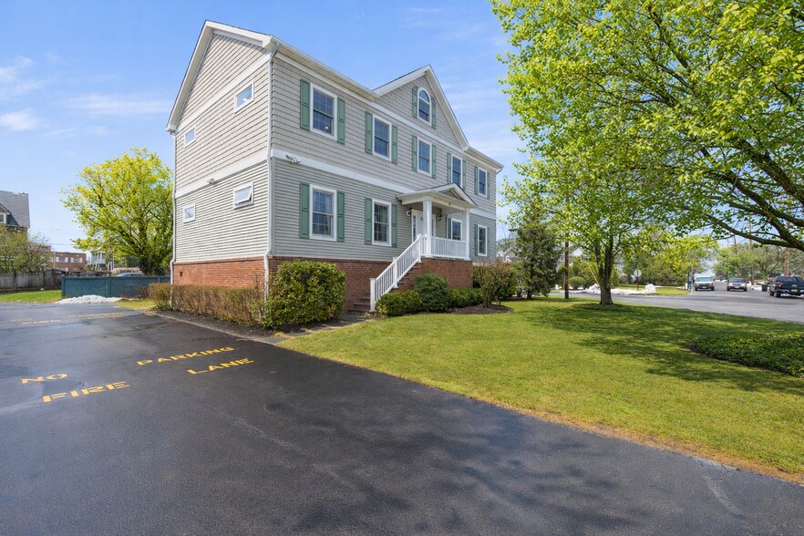 2 Shrewsbury Dr, Rumson, NJ à vendre - Photo du bâtiment - Image 2 de 5