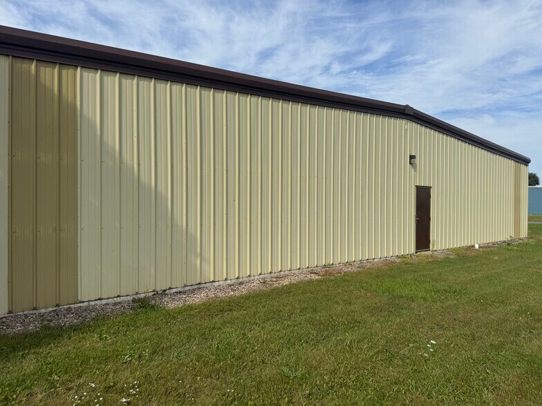 1434 Progress Ln, Omro, WI à louer - Photo du bâtiment - Image 3 de 33