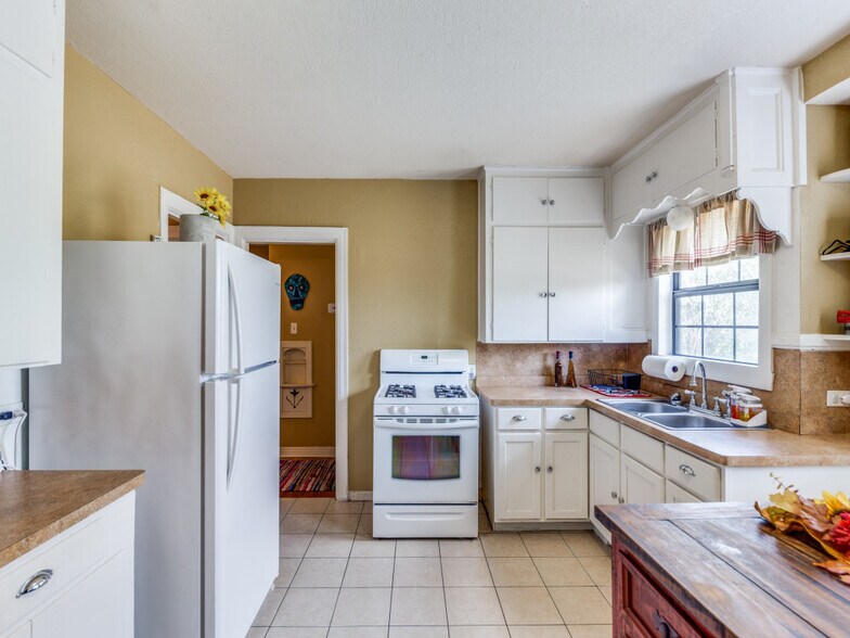 206 Sherwood Dr, San Antonio, TX à louer - Photo du bâtiment - Image 3 de 11