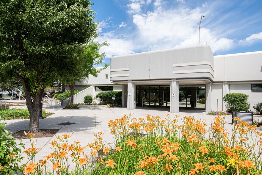 8475 S Sandy Pky, Sandy, UT à louer - Photo du bâtiment - Image 3 de 14