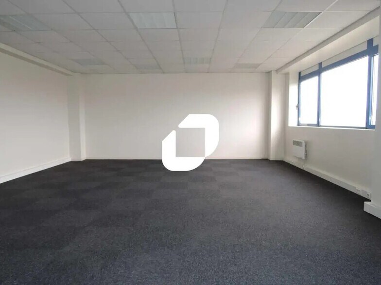 Flex in Moissy-Cramayel for lease - Interior Photo - Image 2 of 2