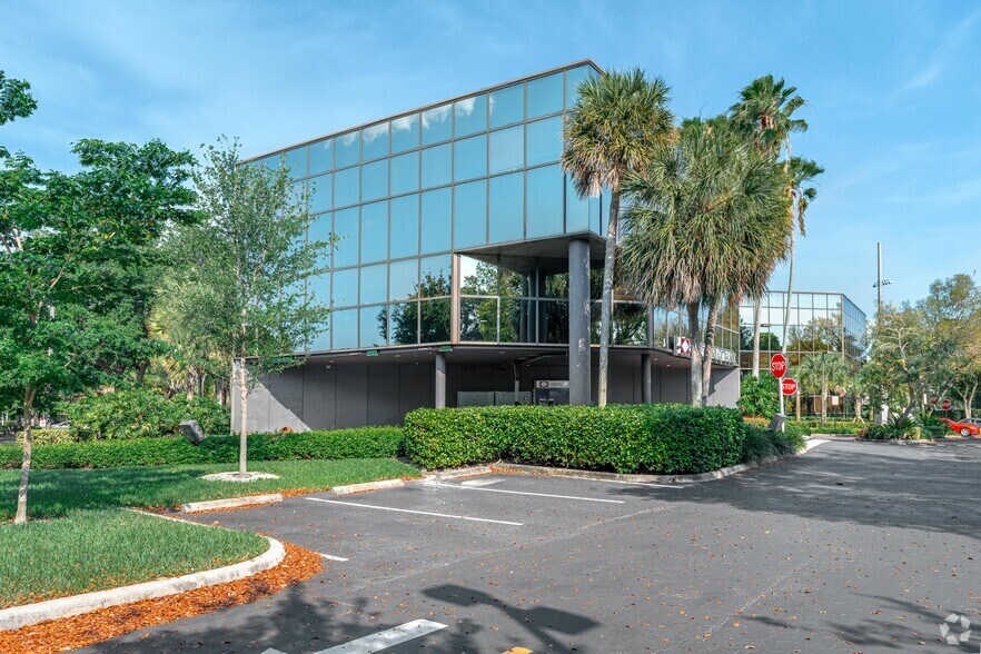 300 S Pine Island Rd, Plantation, FL à louer - Photo du bâtiment - Image 2 de 12