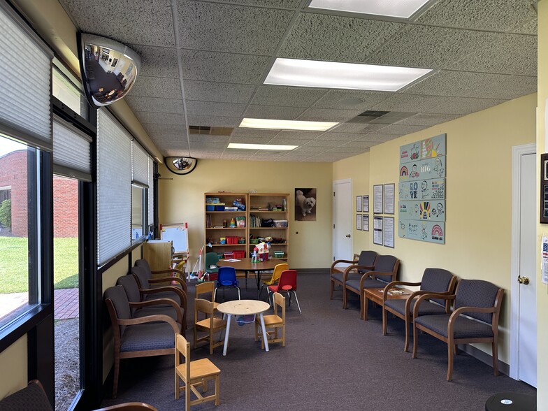 2303 Executive Cir, Greenville, NC for sale - Building Photo - Image 2 of 11