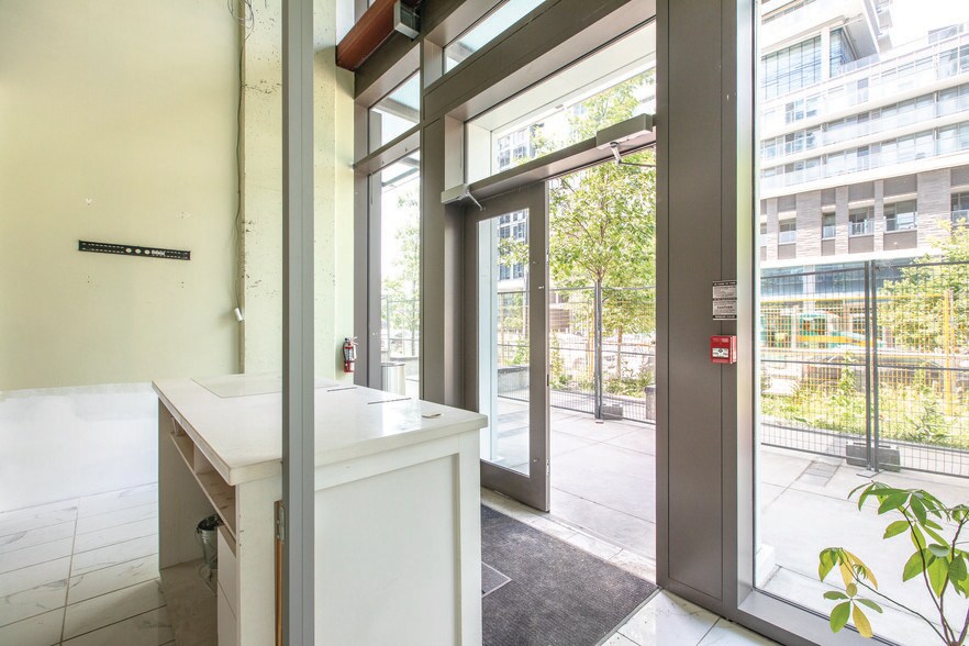 99 Esther Shiner Blvd, Toronto, ON à louer - Photo du bâtiment - Image 3 de 5