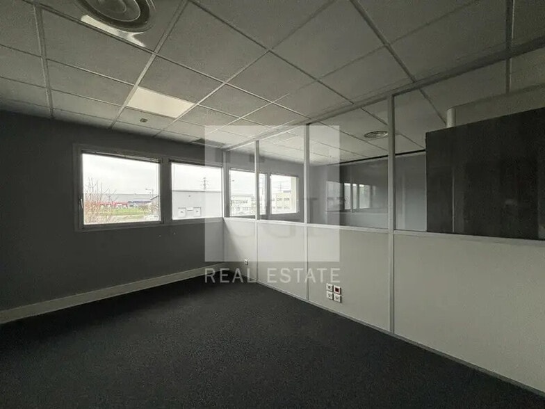 50 Rue Jean Zay, Saint-Priest for lease - Interior Photo - Image 3 of 13