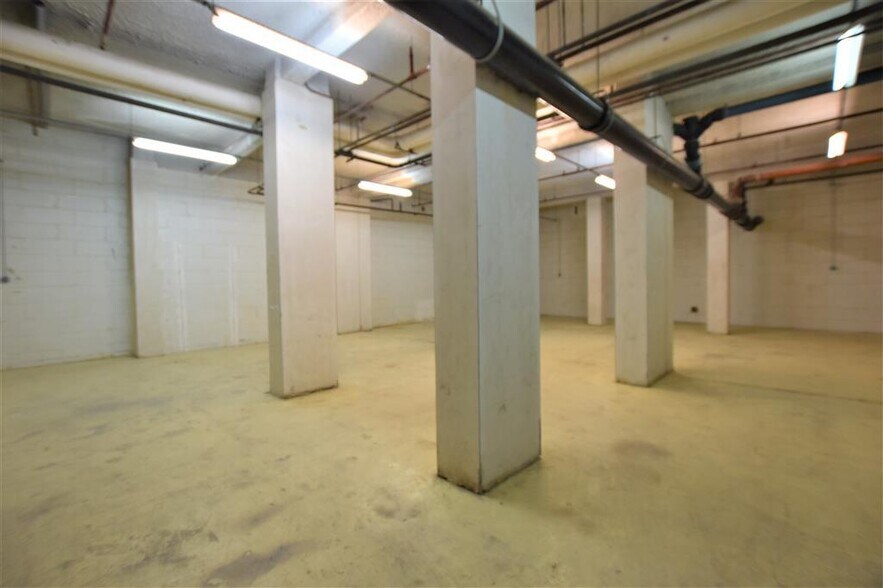 Flex dans Paris à louer - Photo du bâtiment - Image 3 de 4