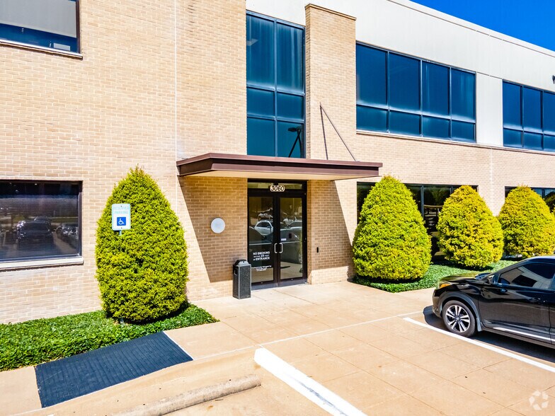 3060 Communications Pky, Plano, TX à louer - Photo du bâtiment - Image 3 de 28