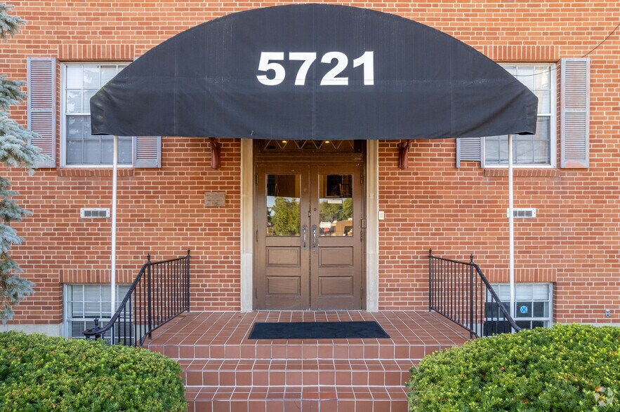 5721 Dragon Way, Cincinnati, OH à louer - Photo du bâtiment - Image 3 de 8