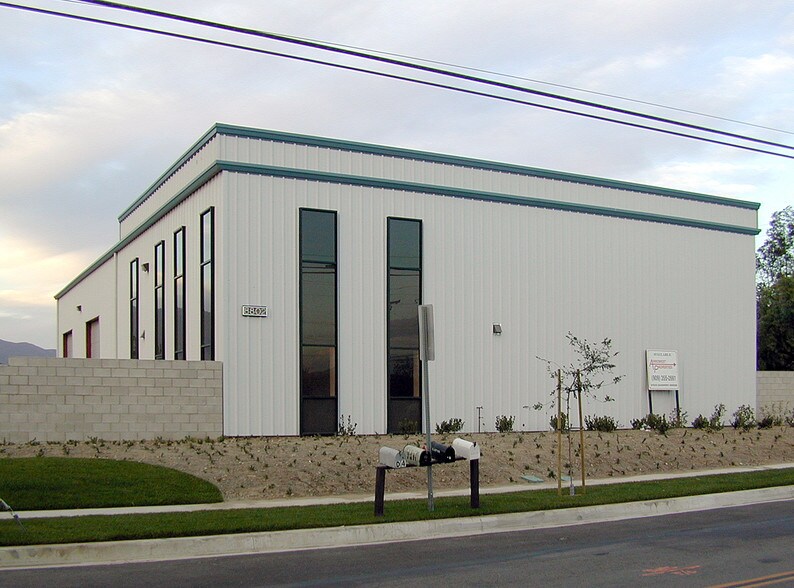 15060-15102 Ceres Ave, Fontana, CA à louer - Photo principale - Image 2 de 4