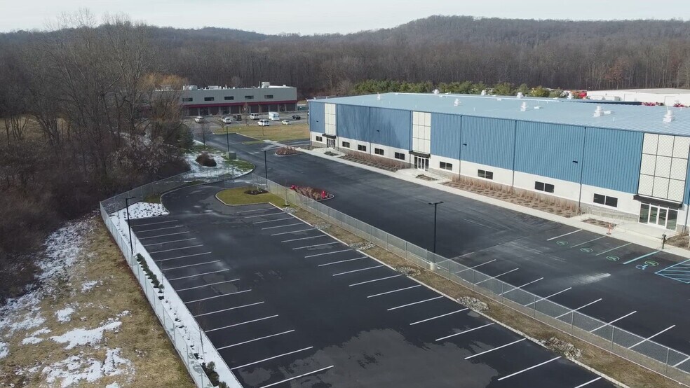 999 Willow Grove St, Hackettstown, NJ à louer - Vidéo sur l’inscription commerciale - Image 2 de 13