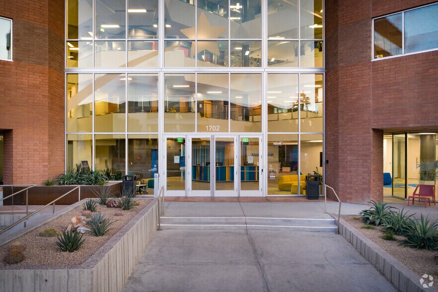 1702 E Highland Ave, Phoenix, AZ à vendre - Photo du bâtiment - Image 3 de 10