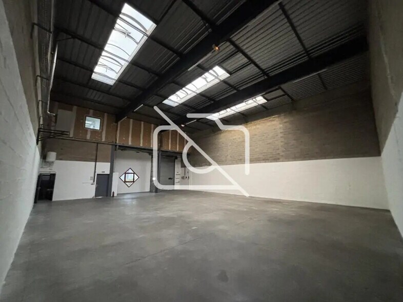 Industrial in Élancourt for lease - Interior Photo - Image 1 of 15