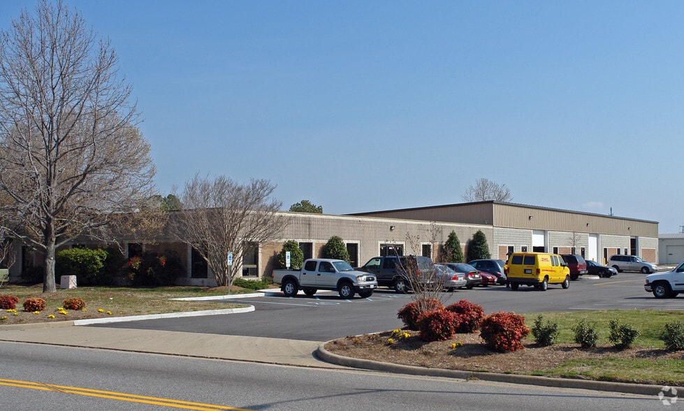 2001 Old Greenbrier Rd, Chesapeake, VA for lease - Primary Photo - Image 1 of 3