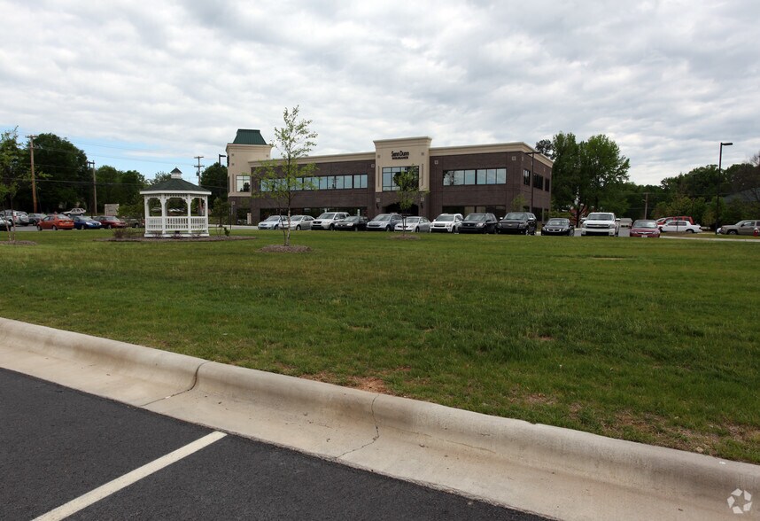 1400 Eastchester Dr, High Point, NC à vendre - Photo du bâtiment - Image 3 de 38