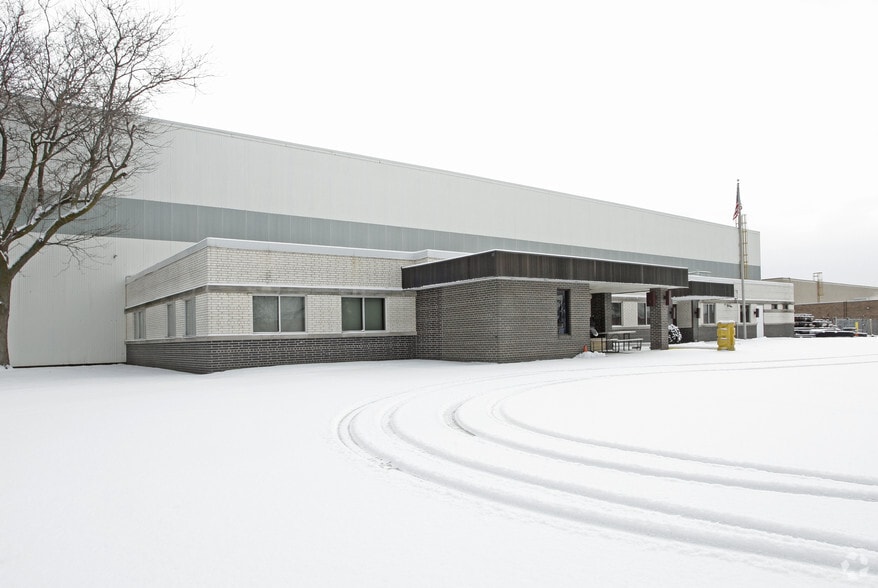 6900 S 10th St, Oak Creek, WI à louer - Photo du bâtiment - Image 2 de 4