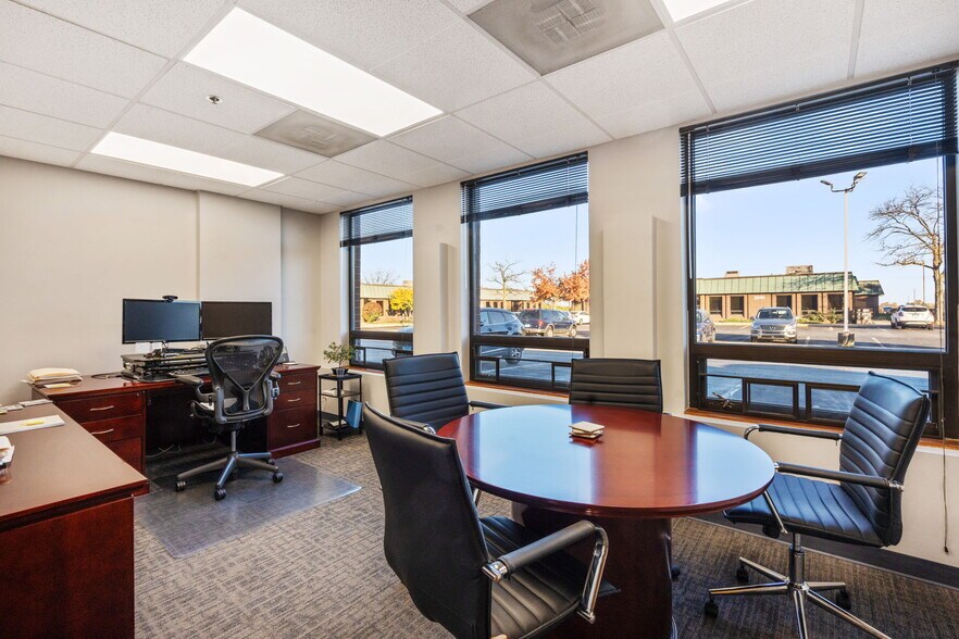 3030-3140 Finley Rd, Downers Grove, IL à louer - Photo du bâtiment - Image 3 de 9