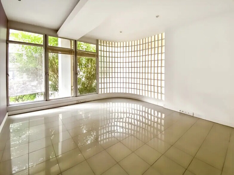 Office in Paris for sale - Building Photo - Image 2 of 6