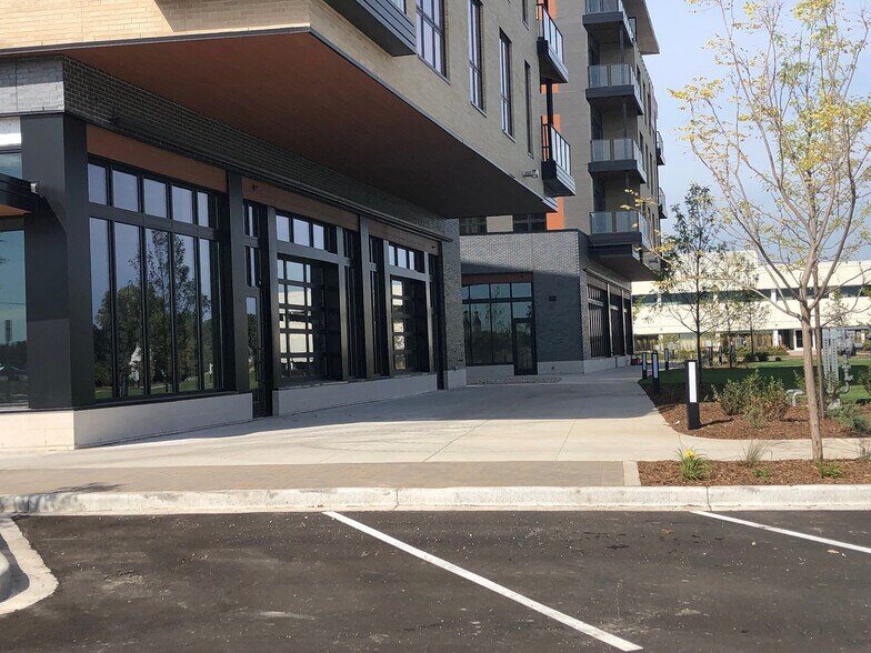 711 Grace St, Bayside, WI à louer - Photo du bâtiment - Image 3 de 4