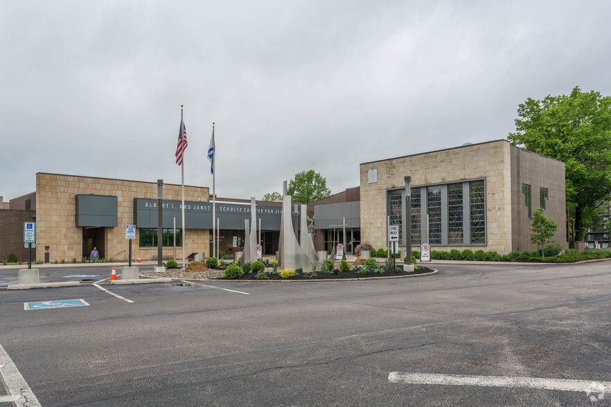 750 White Pond Dr, Akron, OH à vendre - Photo du bâtiment - Image 1 de 1