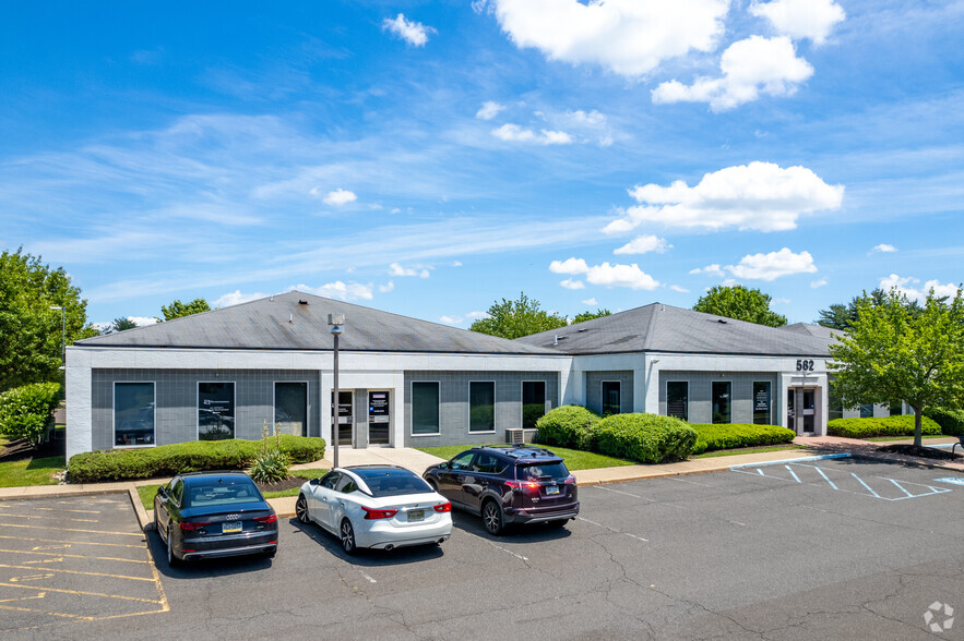 950 Town Center Dr, Langhorne, PA for sale - Primary Photo - Image 1 of 7