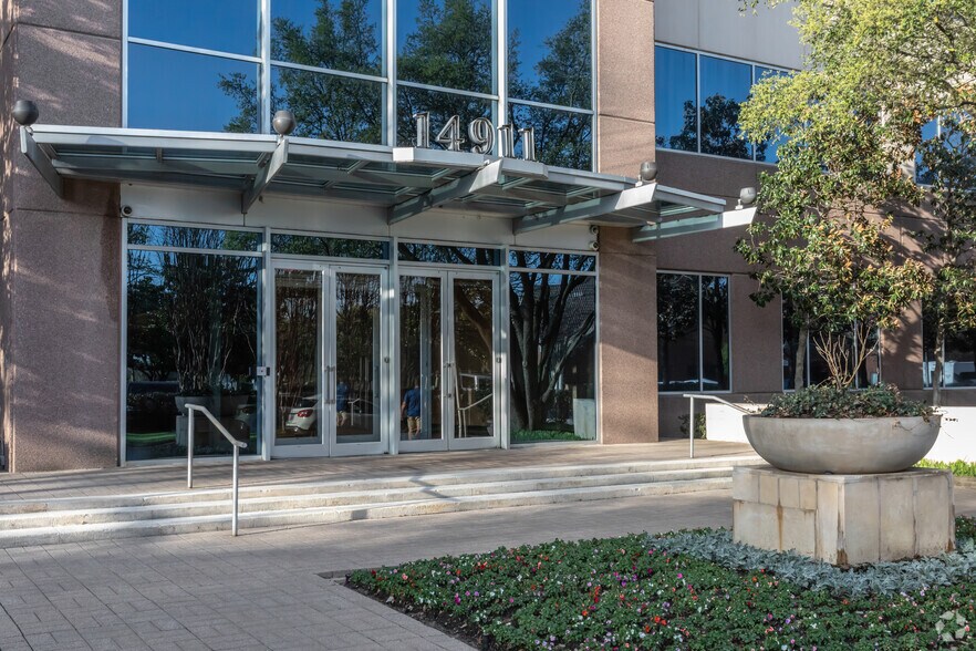 14911 Quorum Dr, Addison, TX à louer - Photo du bâtiment - Image 3 de 5