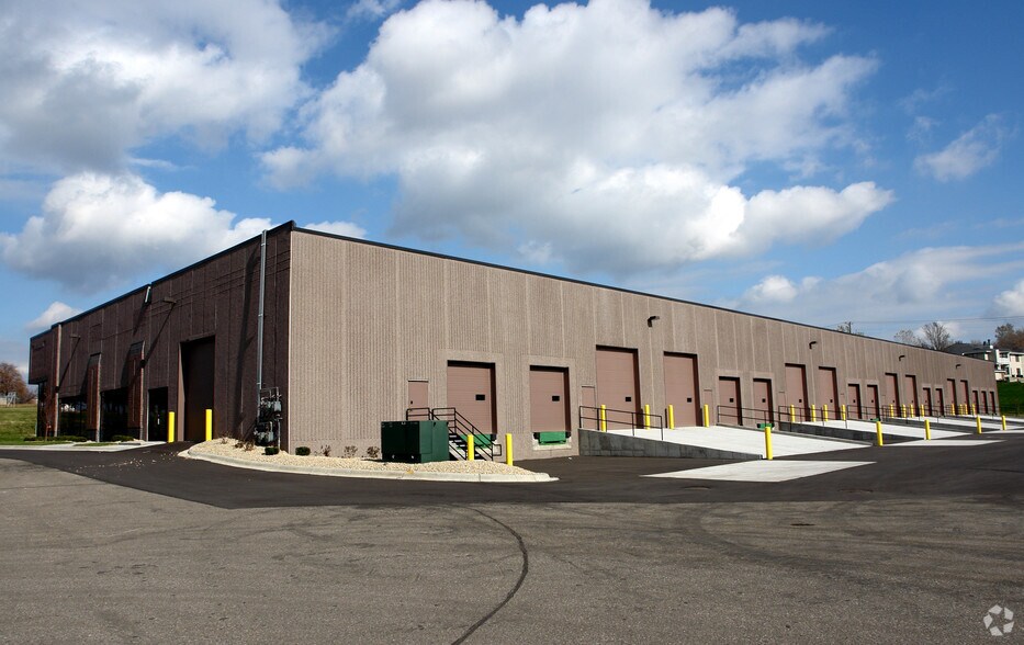 670 E Travelers Trl E, Burnsville, MN à louer - Photo du bâtiment - Image 2 de 4