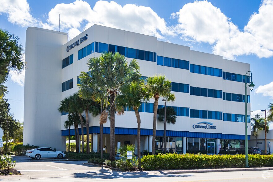 155 E Blue Heron Blvd, Riviera Beach, FL à vendre - Photo du bâtiment - Image 3 de 19