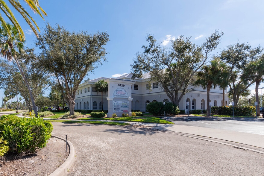 3820 Colonial Blvd, Fort Myers, FL for lease - Building Photo - Image 2 of 27