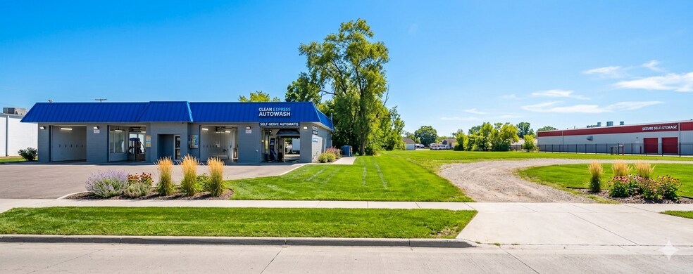 19595 15 Mile Rd, Clinton Township, MI à vendre - Photo du bâtiment - Image 3 de 5