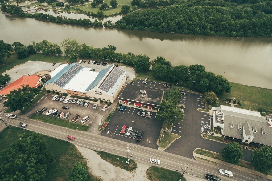 131 Sanders Ferry Rd, Hendersonville, TN à louer - Photo du bâtiment - Image 1 de 14