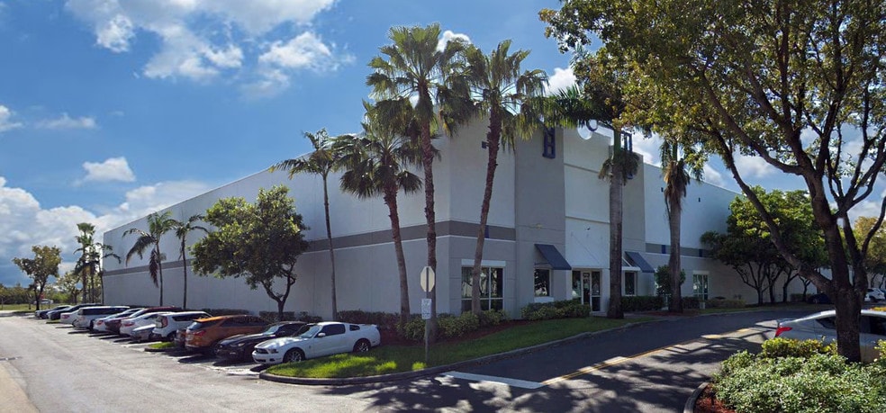 9705 NW 108th Ave, Medley, FL for lease - Primary Photo - Image 1 of 3