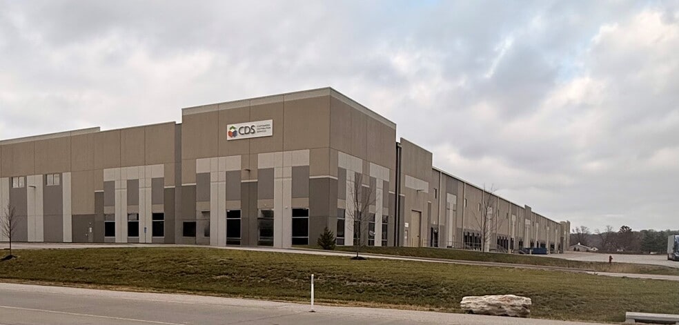 1590 Tradeport Dr, Hazelwood, MO for lease - Building Photo - Image 1 of 1