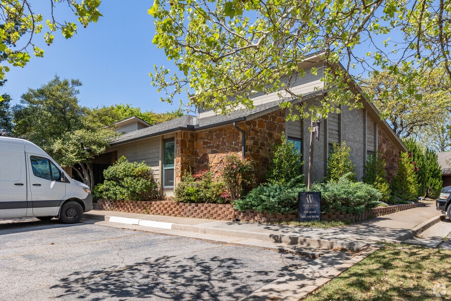 1600 E 19th St, Edmond, OK for lease - Primary Photo - Image 1 of 2