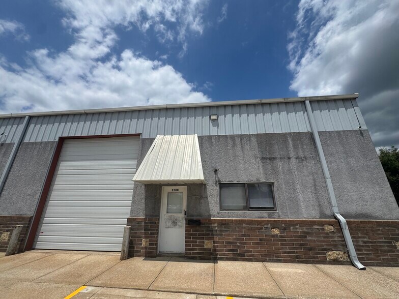 105 N Chestnut St, Belton, MO à louer - Photo du bâtiment - Image 2 de 12