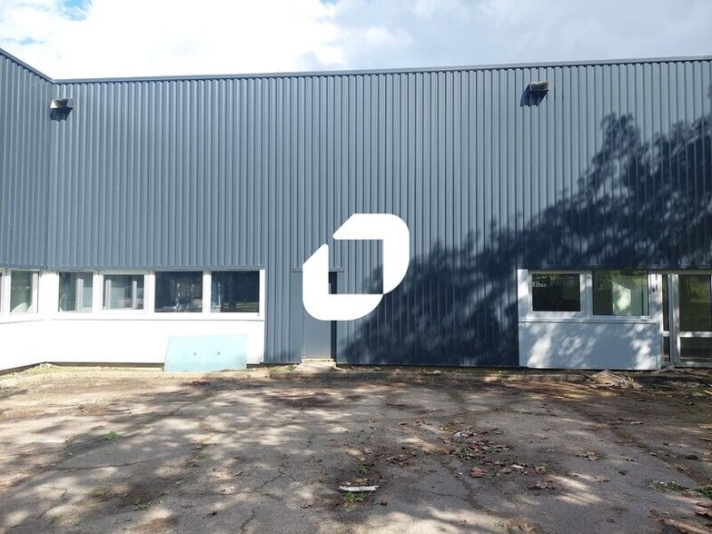 Flex in Trappes for lease - Building Photo - Image 3 of 10