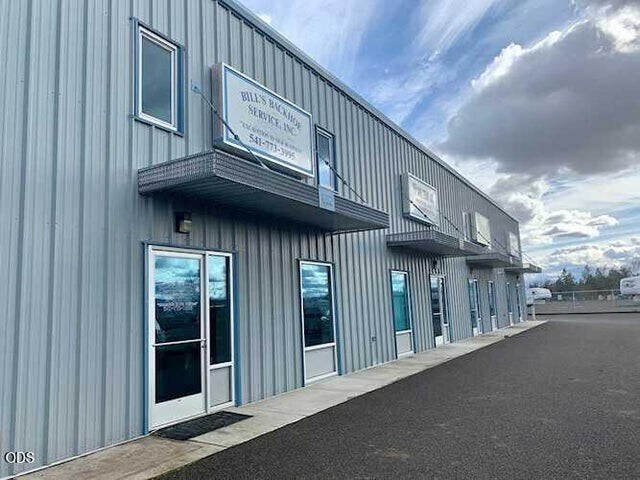 652 W Dutton Rd, Eagle Point, OR à louer - Photo du bâtiment - Image 2 de 19