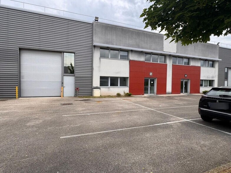 Flex dans Saint-Priest à louer - Photo du bâtiment - Image 2 de 6