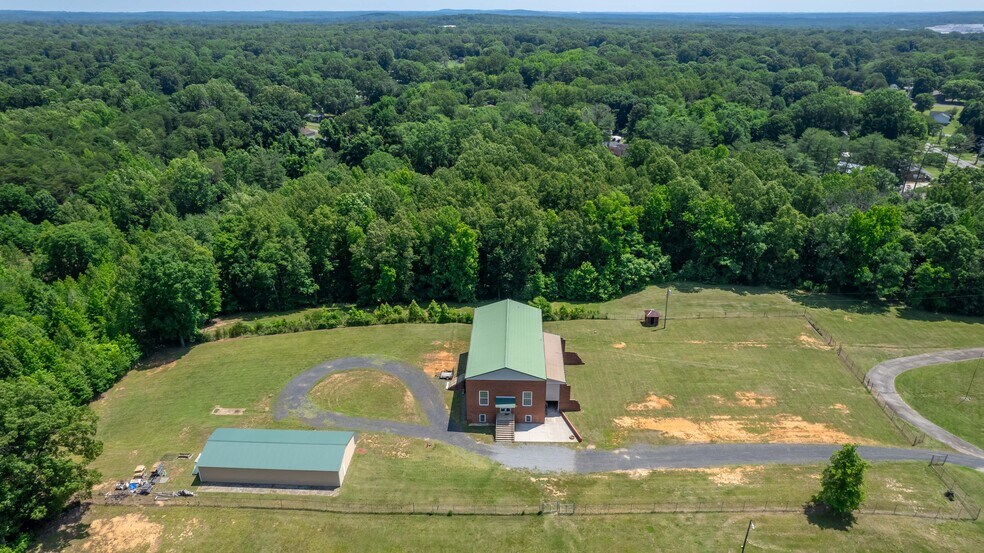 217 E Aiken Rd, Eden, NC à louer - Photo du bâtiment - Image 2 de 55