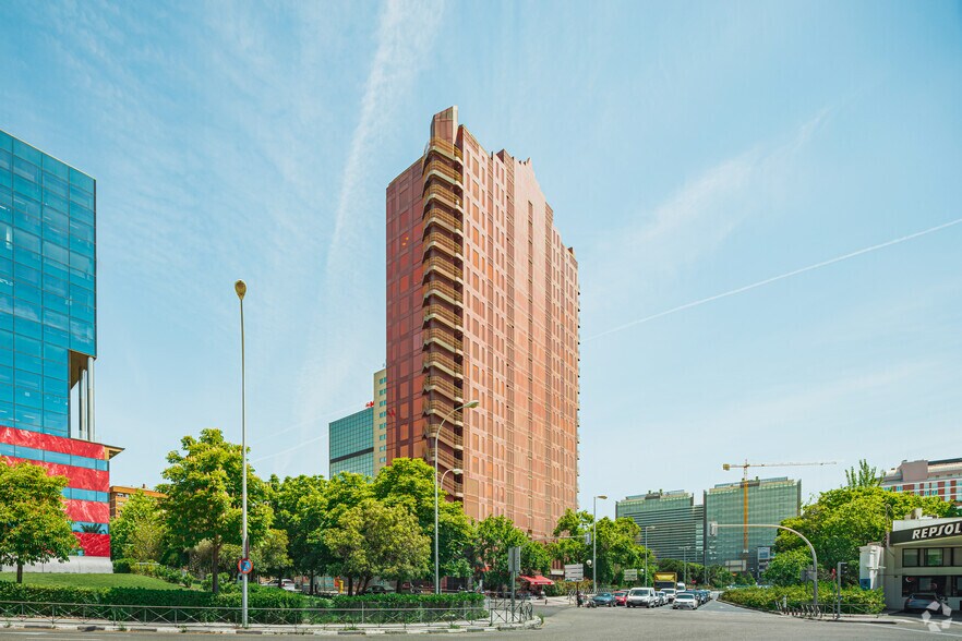 Avenida Burgos, 8 A, Madrid, Madrid à louer - Photo du bâtiment - Image 3 de 3