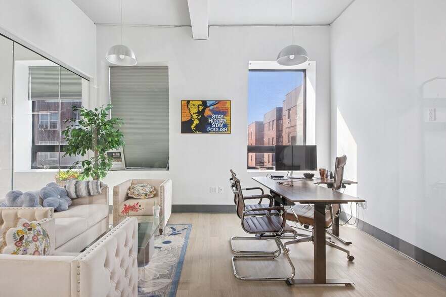 74-09 37th Ave, Jackson Heights, NY à louer - Photo du bâtiment - Image 2 de 12