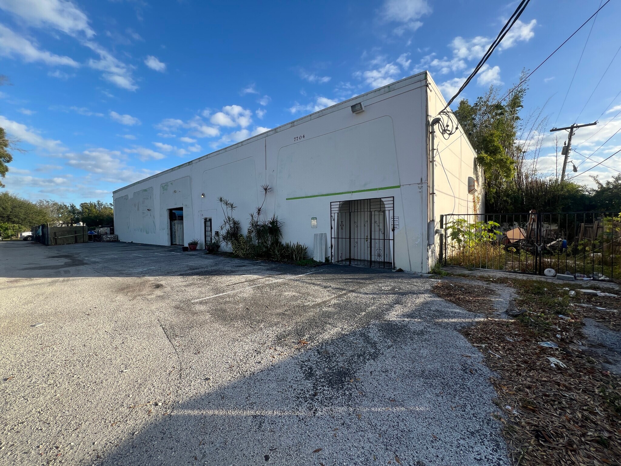 7704 W Hillsborough Ave, Tampa, FL à louer Photo du bâtiment- Image 1 de 11