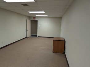 801 W Bay Dr, Largo, FL à louer Photo intérieure- Image 2 de 6