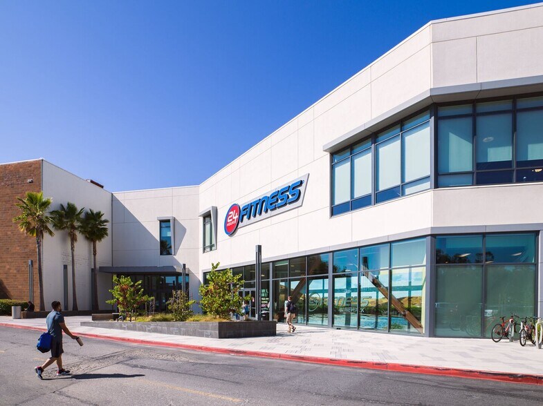 2086 Newpark Mall, Newark, CA à louer - Photo du bâtiment - Image 2 de 7