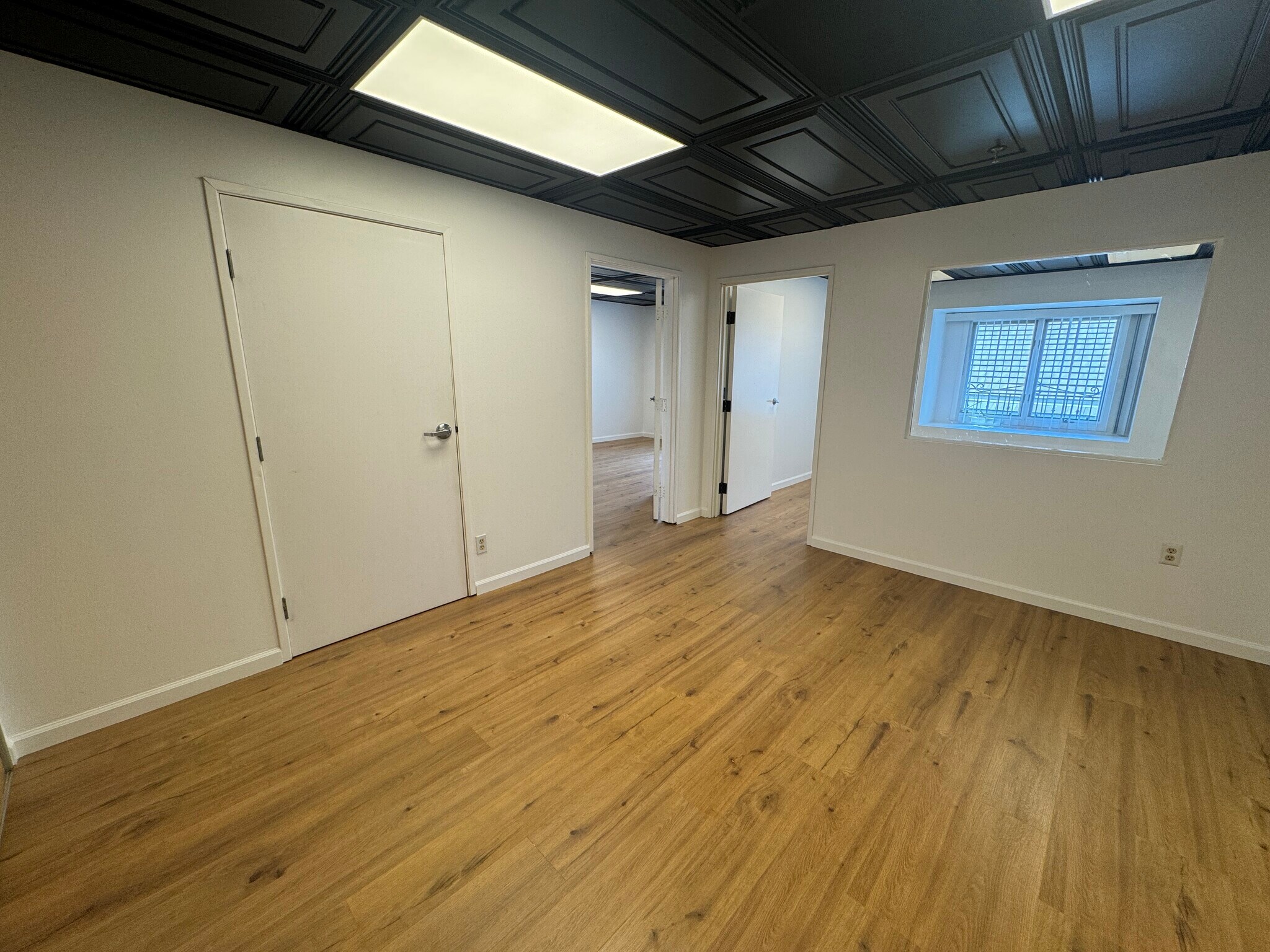 15928 Ventura Blvd, Encino, CA for lease Building Photo- Image 1 of 3