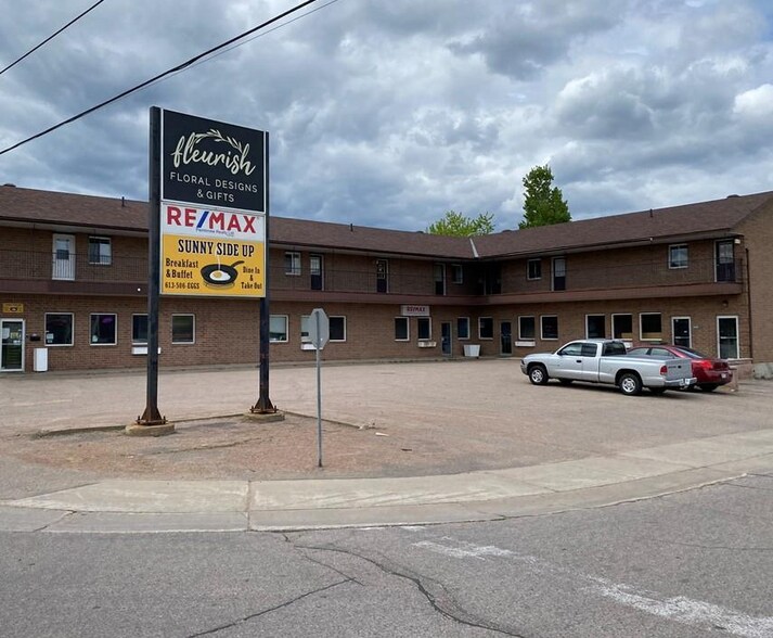 1049 Victoria St, Petawawa, ON à vendre - Photo du bâtiment - Image 2 de 3