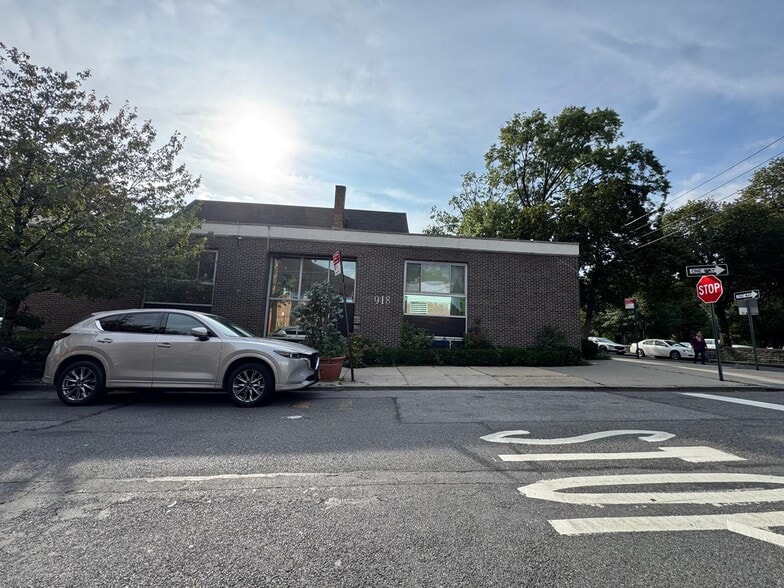 918 Pelham Pky S, Bronx, NY for lease - Building Photo - Image 1 of 4