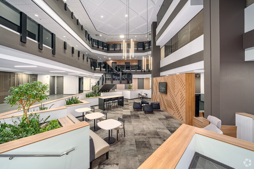 1011 E Touhy Ave, Des Plaines, IL à louer - Hall d’entrée - Image 2 de 20