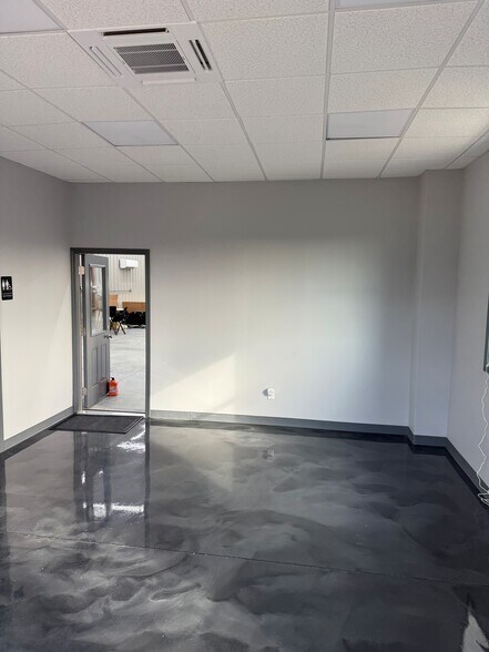 2243 Commerce Pky, La Grange, KY à vendre - Photo intérieure - Image 3 de 12