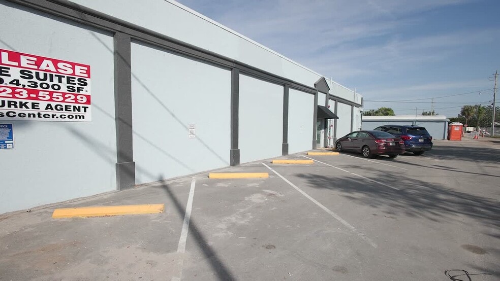 817 Manatee Ave W, Bradenton, FL à louer - Vidéo sur l’inscription commerciale - Image 2 de 21